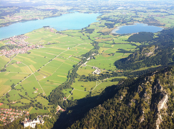 Neuschwanstein und Lech Hubschrauber Rundflug Hubschrauberflug Helikopterflug Helikopter Alpen Wieskirche